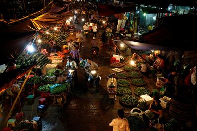 Quang cảnh chợ đêm ở Hà Nội ngày 14 tháng 9 năm 2017. 