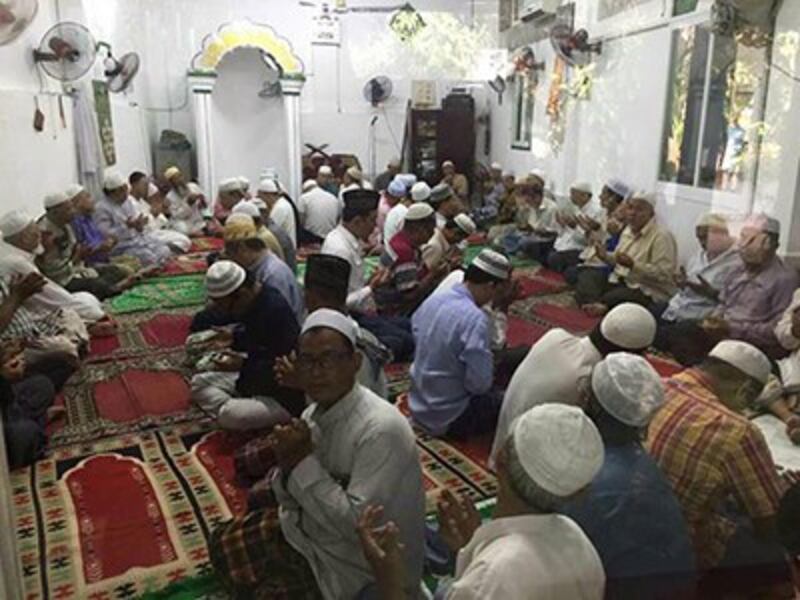 Các tín đồ Hồi giáo Hòa Hưng đang cầu nguyện tại Thánh đường Niamatul Islamiyah trước khi xảy ra vụ cưỡng chế.