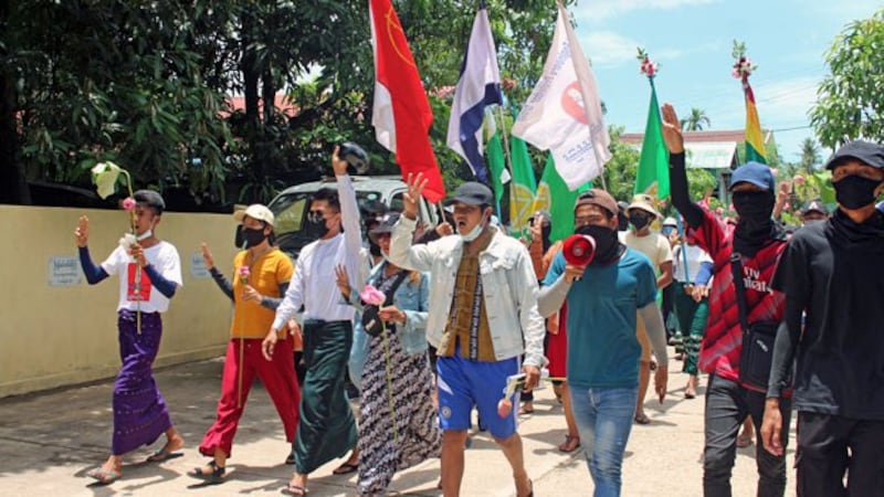 myanmar-protesters-dawei-apr20-2021.jpg