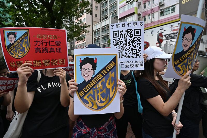 2019年6月16日，香港市民示威大游行，示威群众手持反送中标语。（法新社） 