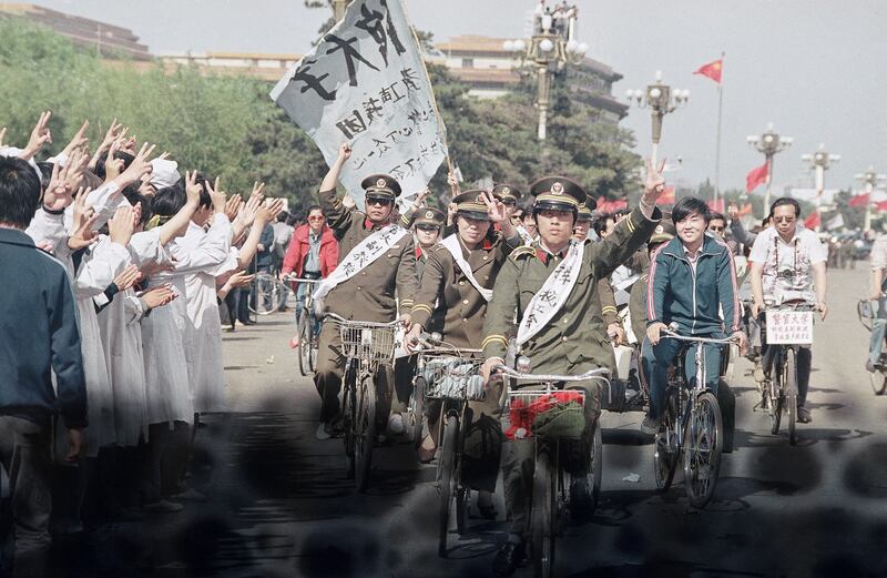 1989年5月19日，北京警察骑自行车游行，声援绝食学生。（美联社）