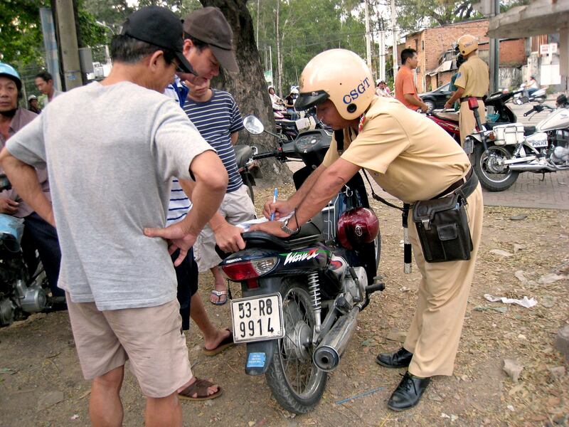 CSGT đang phạt một người vi phạm giao thông. 