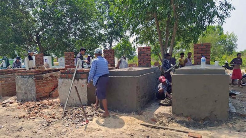 myanmar-workers-rebuild-protester-graves-bago-apr19-2021.jpg