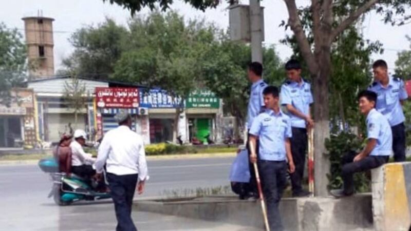 新疆阿克苏街景，当地戒备森严。（志愿者提供/记者乔龙）