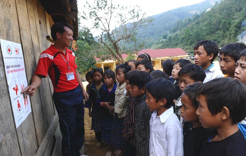 Ảnh minh họa: Học sinh và thầy giáo ở Mù Cang Chải, yên Bái.