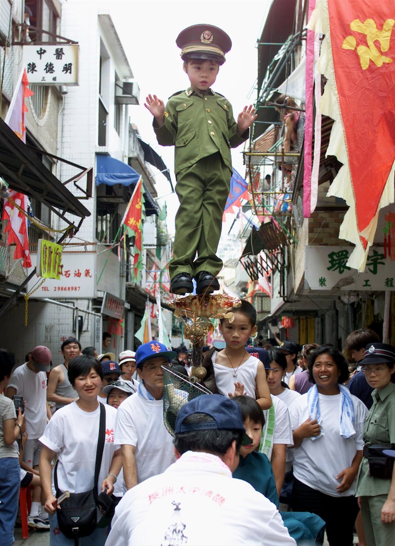 2000年國安法生效前的飄色，仍可見「國安」造型的裝扮。（路透社資料圖片）