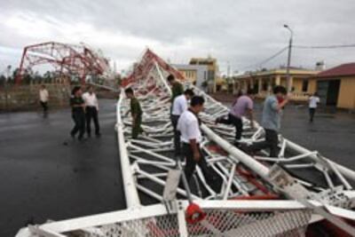 Tháp truyền hình cao 180m bị đổ vì bão Sơn Tinh ở Nam Định ngày 29 tháng 10 năm 2012. AFP PHOTO.