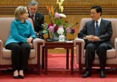 Chủ tịch Trung Quốc Hồ Cẩm Đào (phải) thảo luận với Ngoại trưởng Mỹ Hillary Clinton trong cuộc họp tại Đại lễ đường Nhân dân ở Bắc Kinh, hôm 25/05/2010. AFP PHOTO / POOL / Saul Loeb.