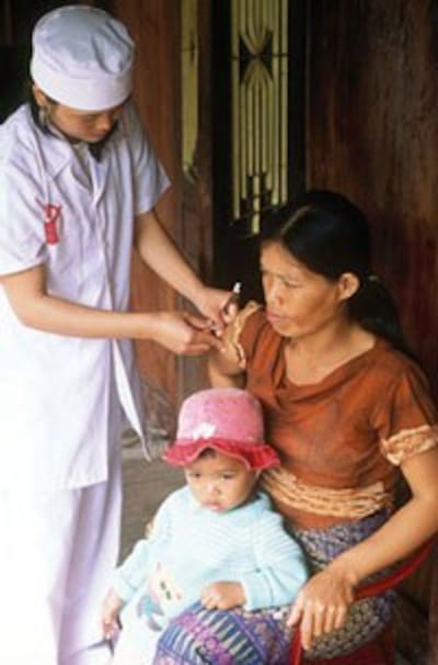 save-the-children-vaccine-in-vn-200.jpg