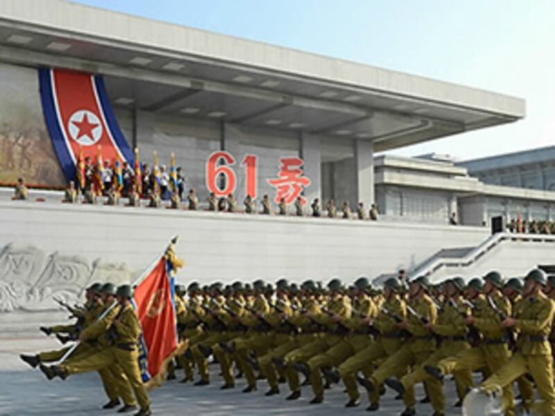 정전협정 체결 61주년인 지난 7월 27일 평양 금수산태양궁전에서 육해공·전략군 결의대회가 열리고 있다. 