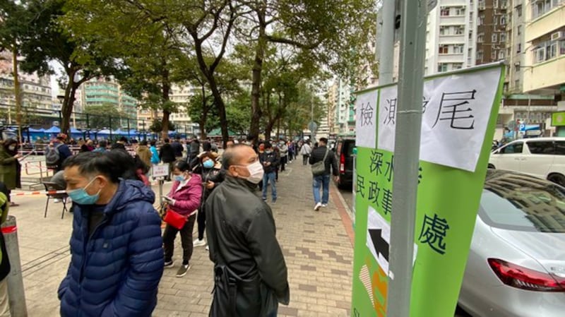 A man checks new public health instructions in Hong Kong, as the city announced a ban on public gatherings of more than two people, Feb. 9, 2022. Credit: RFA