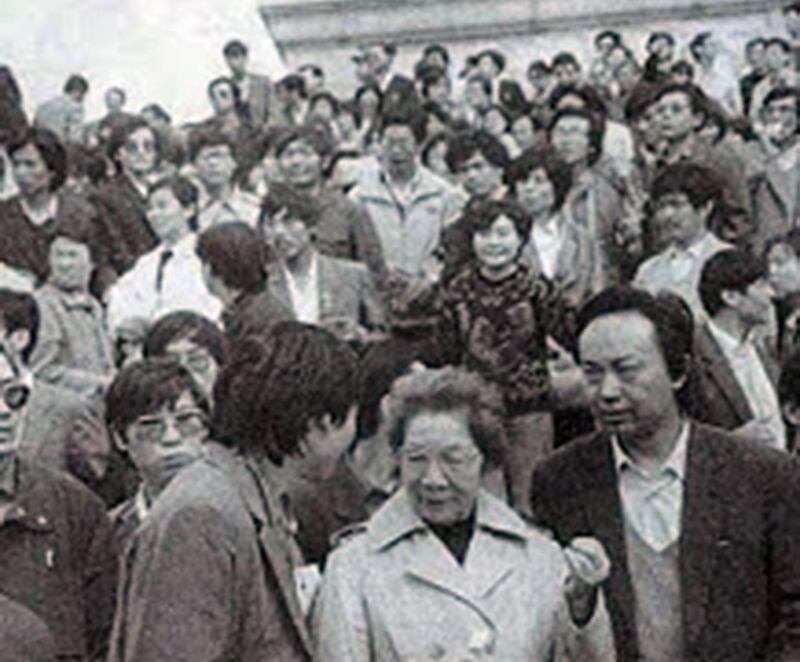 1989年5月14日，戈扬（中）在天安门广场。（8964museum.com）