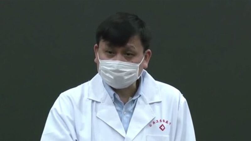 遭当局调查的中国医学专家张文宏曾表示，中国需做好“与病毒并存”的准备。（路透社视频截图）