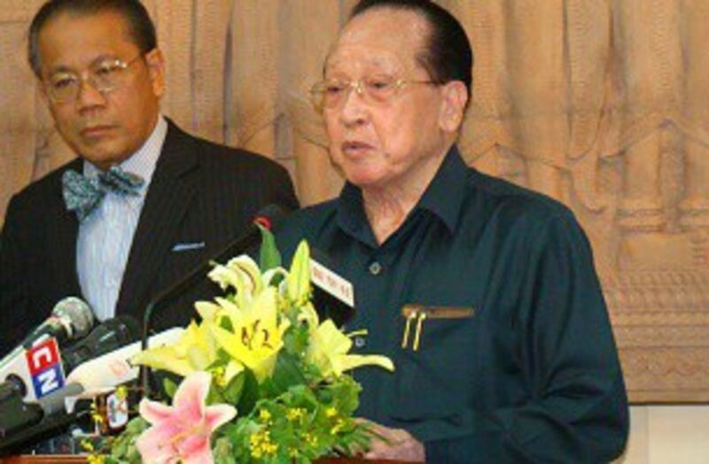 Foreign Minister Hor Namhong (r) speaks to reporters in Phnom Penh, Nov. 15, 2012. Credit: RFA.