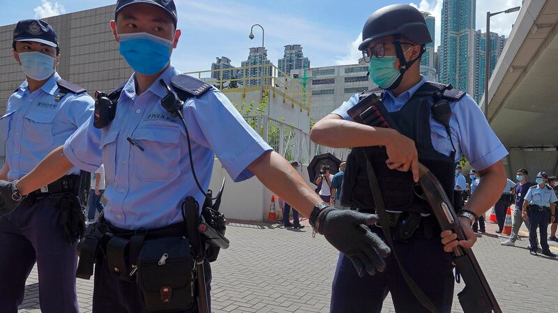 2020年7月6日，香港居民Tong Ying-kit 成为香港国安法通过以来第一个被控告的香港人。他被控骑着插有“光复香港 时代革命”标志的摩托车撞向警察。（美联社）