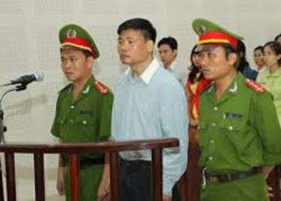 Blogger Trương Duy Nhất tại tòa án Đà Nẵng hôm 04/3/2014. AFP photo