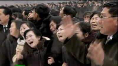 Dân và cán bộ khóc than thảm thiết trong tang lễ Kim Jong Il- Screen capture 