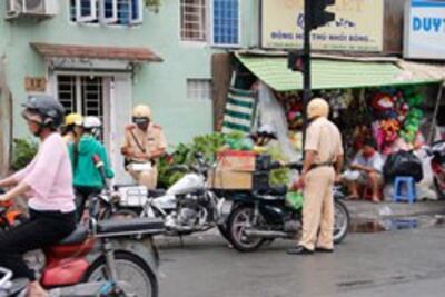 Cảnh sát giao thông đang phạt người vi phạm. RFA photo 