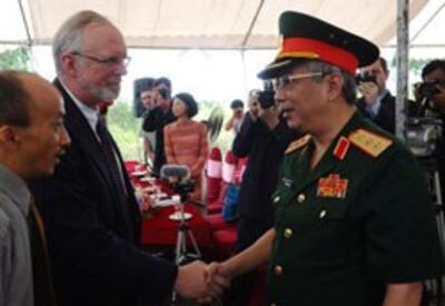 Thứ trưởng Quốc phòng Nguyễn Chí Vịnh bắt tay Đại sứ Hoa Kỳ tại Việt Nam David Shear. AFP photo 