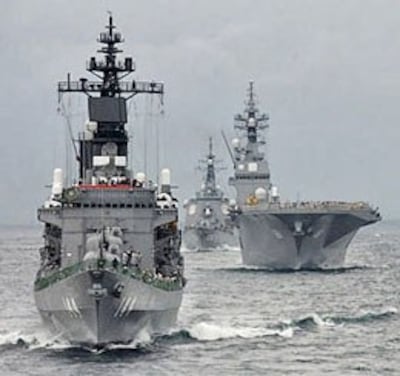 Tàu hải quân Nhật Bản ngoài khơi Sagami Bay, gần Tokyo, Nhật Bản ngày 14 tháng 10 năm 2012.AFP