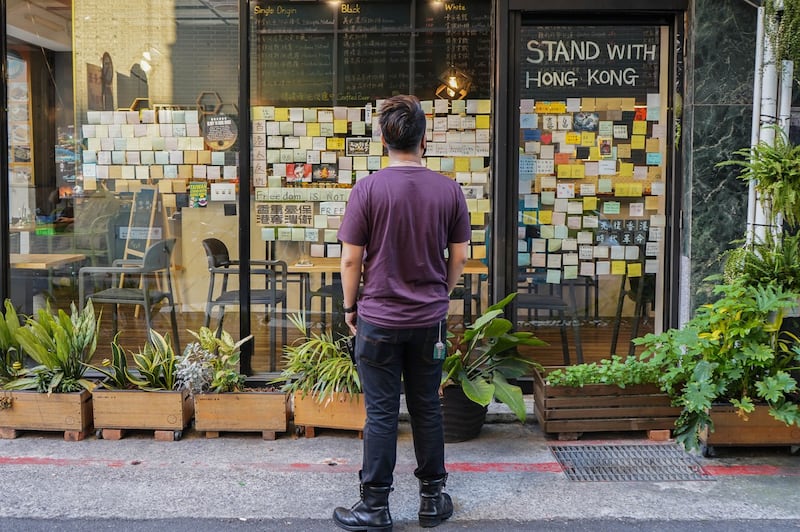 图说：在台湾仍有不少咖啡店与书店，以连侬墙方式表示对香港反送中运动的支持。（摄影／陈星颖）