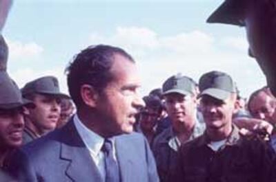 Tổng thống Richard Nixon thăm quân đội Mỹ tại Việt Nam năm 1970. AFP PHOTO.