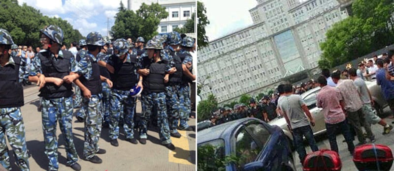 2013年9月23日，穿上迷彩服的浙江省寧波市警察，手拉著手築起人牆來，把服裝城大門重重包圍，不許任何人靠近。(圍觀者提供) 