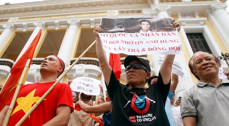 2014-05-11T120000Z_1539942187_GM1EA5B18ZV01_RTRMADP_3_VIETNAM-CHINA-PROTEST.JPG