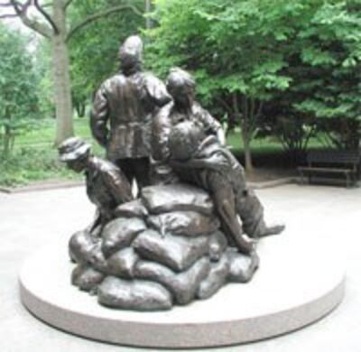 WomenVietnamMemorial200.jpg