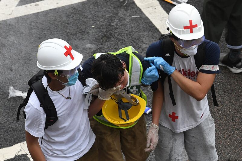 2019年6月12日，香港市民反《逃犯条例》示威活动中，警察向示威者发射催泪弹，部分市民受伤。（法新社）