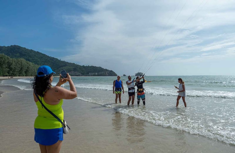 Tourists take photos on Patong Beach in Phuket, June 20, 2023. Credit: Tran Viet Duc/RFA