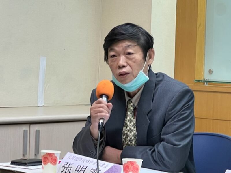 台湾国际战略学会秘书长张明睿认为除延长役期外，更该关注科技武器使用训练。(记者 黄春梅摄)