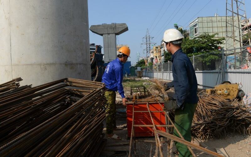 Công nhân xây dựng công trình đường sắt trên cao ở Hà Nội có vốn trợ cấp của Trung Quốc.