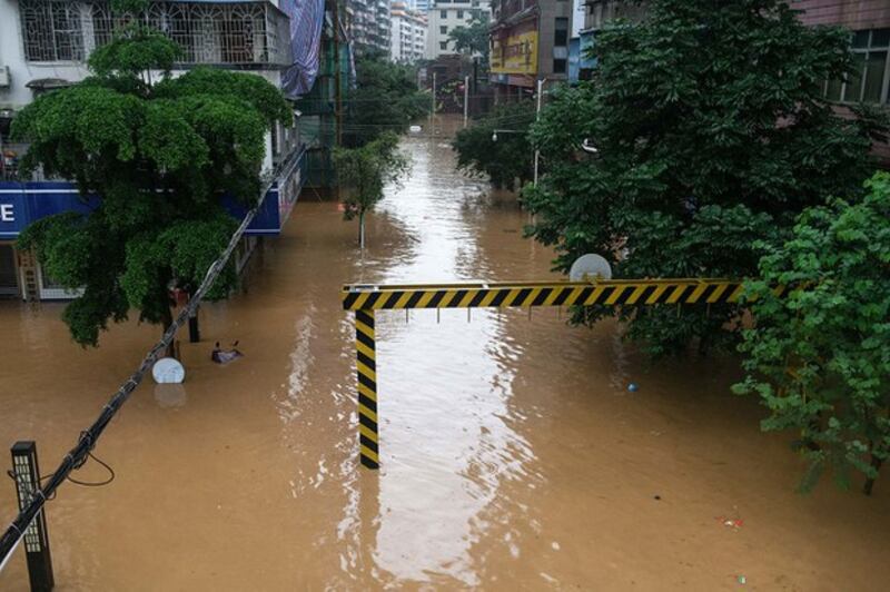 2022年6月21日，大雨过后中国广东韶关的一条被淹街道。（法新社）