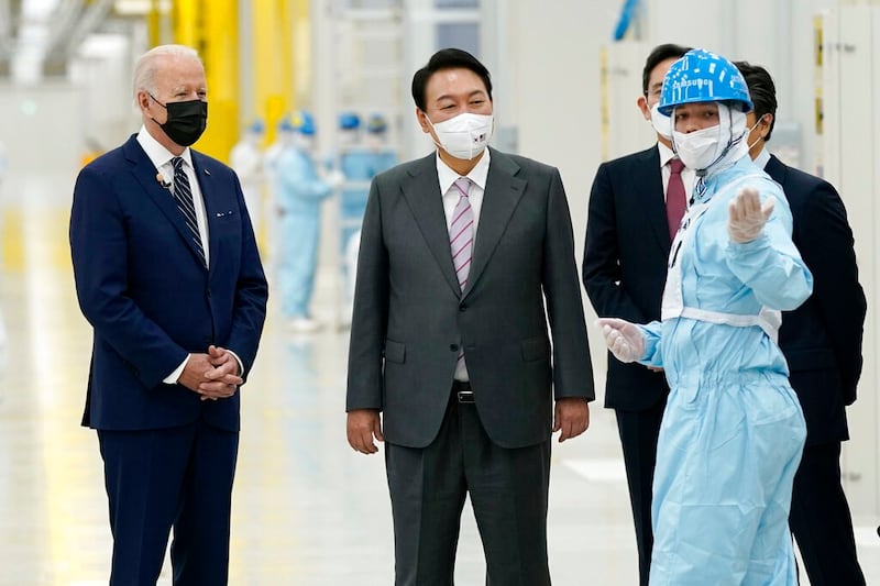 President Joe Biden and South Korean President Yoon Suk Yeol visit the Samsung Electronics Pyeongtaek campus, May 20, 2022, in Pyeongtaek, South Korea. Credit: AP.