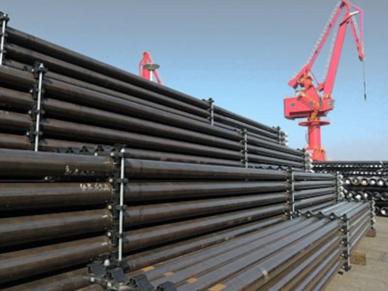 These steel pipes manufactured in China will be loaded onto ships for export to various countries from a port in Lianyungang, eastern China's Jiangsu province, Dec. 1, 2015.