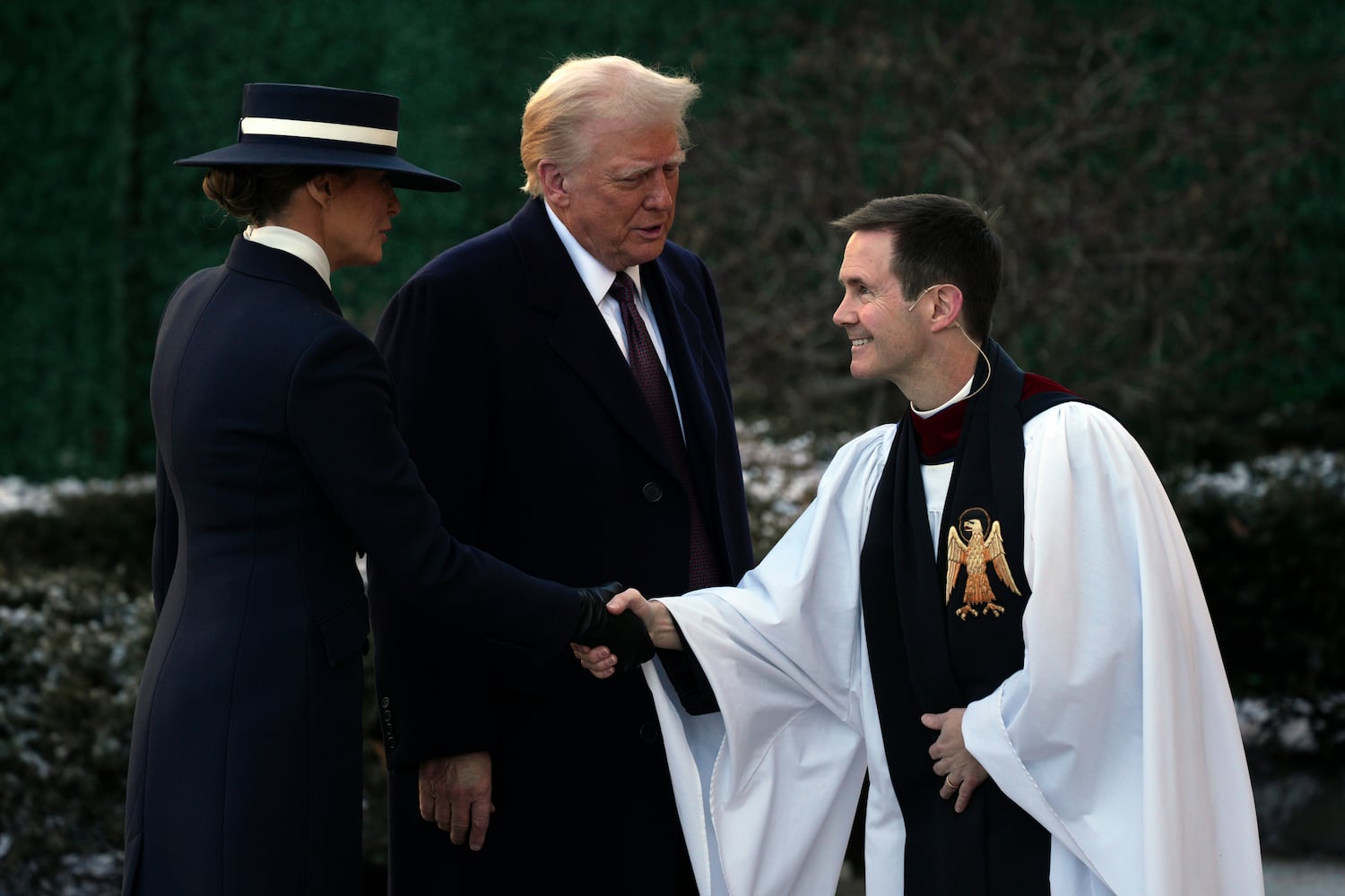 Der gewählte US-Präsident Donald Trump und seine Frau Melania werden bei ihrer Ankunft zu einem Gottesdienst in der St. John's Episcopal Church gegenüber dem Weißen Haus in Washington vor seiner Amtseinführung am 20. Januar 2025 begrüßt.