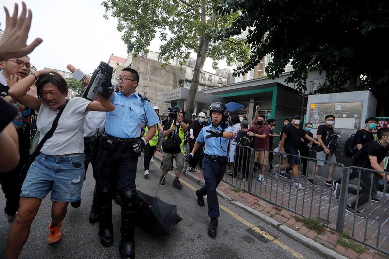 2019年7月13日,香港警察袭击示威者。（美联社）