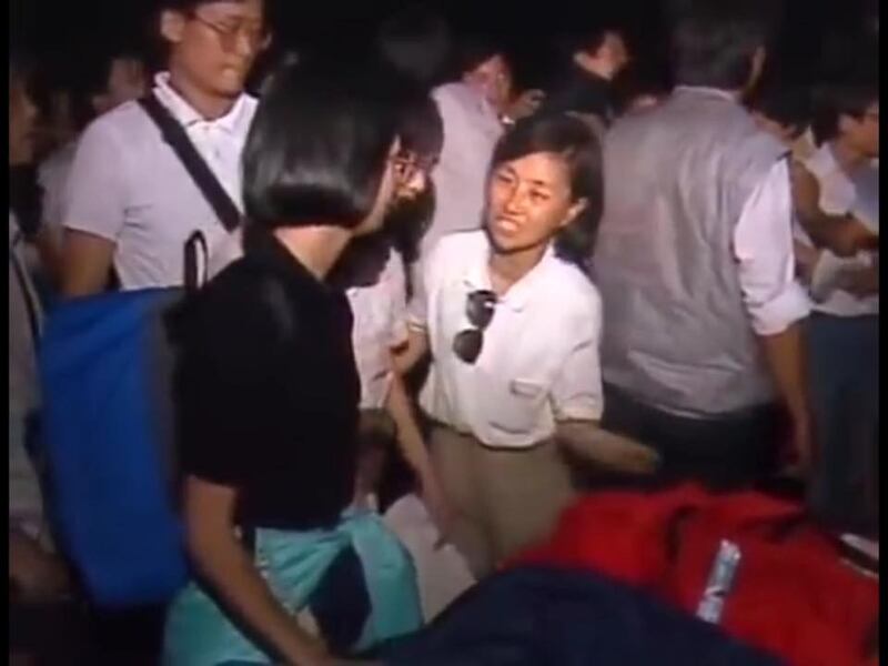 1989年5月27日夜，香港学联代表携带捐赠的帐篷等物质抵达天安门广场 。（六四档案图）