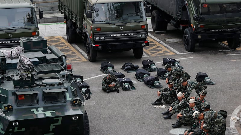 2019年10月30日，武警装甲车军车在深圳湾体育馆集结。（美联社）