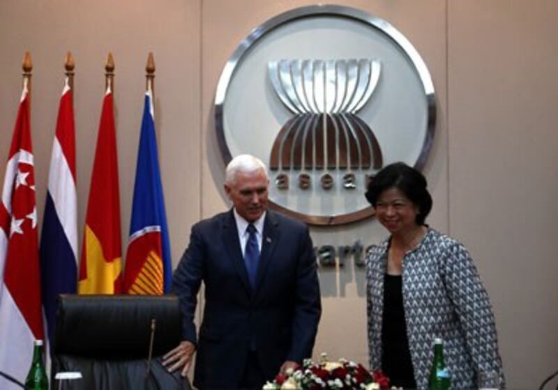 Phó Tổng thống Mỹ Mike Pence (trái) và bà Elizabeth Buensuceso, đại diện thường trực của Philippines cho Hiệp hội các nước Đông Nam Á (ASEAN) tại Jakarta vào ngày 20 Tháng 4 năm 2017.