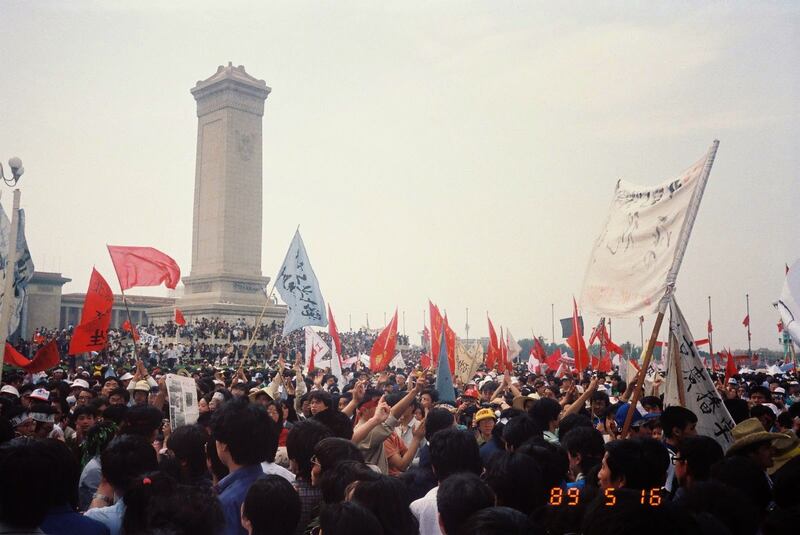 1989年5月16日，广场上的绝食学生和支持者。（金培力拍摄）