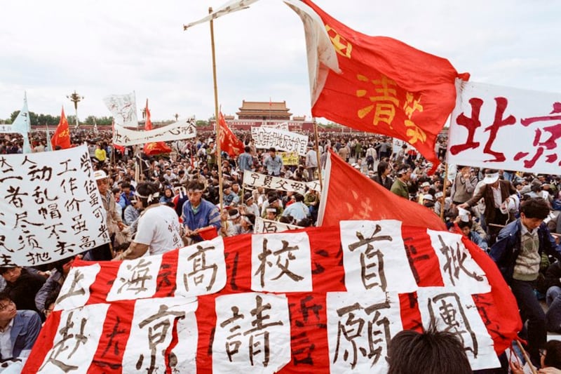 1989年5月13日，苏联领导人戈尔巴乔夫正式访问前，来自多所大学的中国学生聚集天安门广场。（亨丽埃特/法新社）