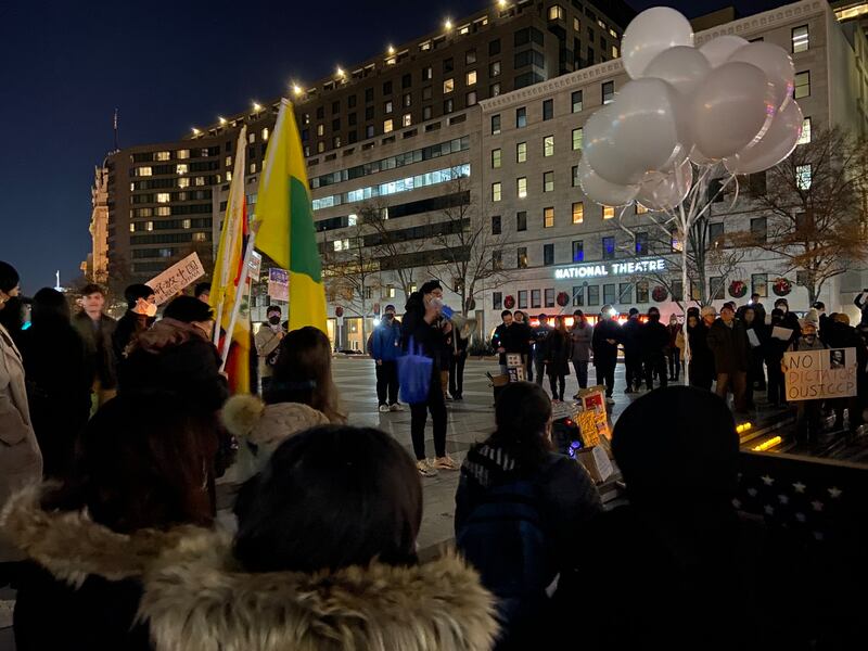 12月4日下午，美国首都华盛顿的华人在市中心的自由广场举行集会。（记者王允摄影）