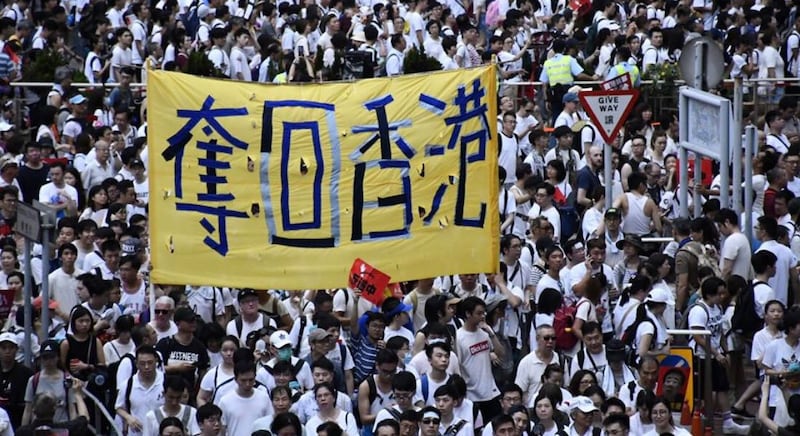 资料图片：2019年6月16日，香港反送中大游行中，示威都举着标语“夺回香港”。 （推特图片/LIFETIME 視界@LifetimeUSCN ）