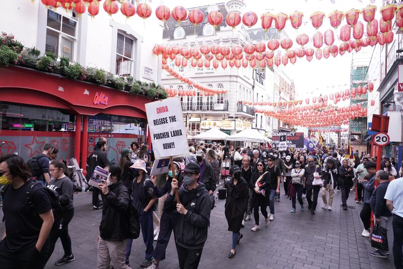 遊行人士途經唐人街等鬧市地區。（石頭攝）