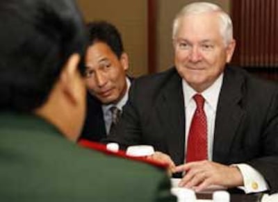 Bộ trưởng Quốc phòng Mỹ Robert Gates tại cuộc họp Đối thoại Shangri-La, một hội nghị an ninh hàng năm, tại Singapore, ngày 04 tháng 06 năm 2010. AFP PHOTO / Carolyn KASTER / POOL.