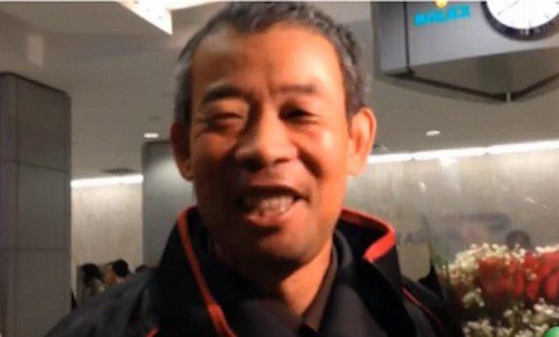 Chen Guangfu smiles upon his arrival at New York's Kennedy Airport, Nov. 6, 2013. Photo credit: RFA.