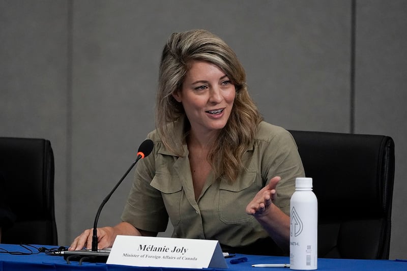 加拿大外长乔美兰(Melanie Joly)宣布将在卢旺达开设大使馆，任命一位大使，以抗衡俄罗斯和中国在非洲不断扩大的影响力。（美联社图片）