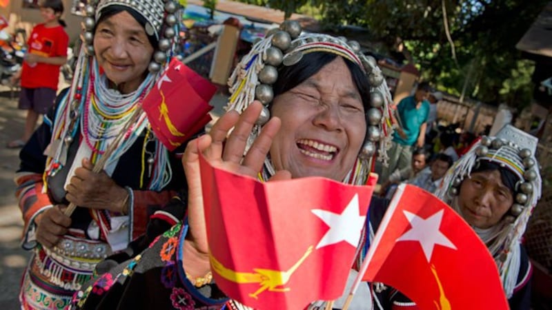 Ethnic Shan women from the Akha hill tribe gather for the arrival of NLD leader Aung San Suu Kyi during a campaign stop in Kengtung, Myanmar's eastern Shan state, Oct. 22, 2015.